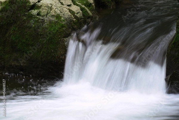 Fototapeta 流れ落ちる水