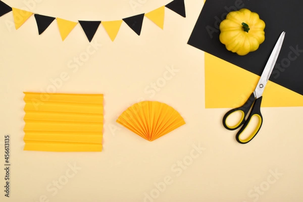 Obraz DO IT YOURSELF. We make a decor from colored paper for a festive decoration for Halloween. Step-by-step instructions.
