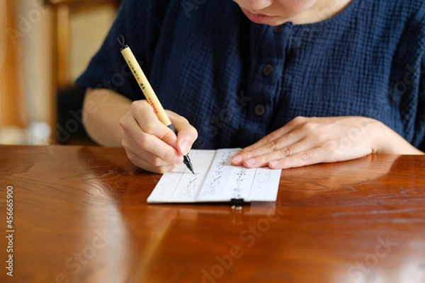 Fototapeta 習字の練習をする日本人女性　硬筆　筆ペン