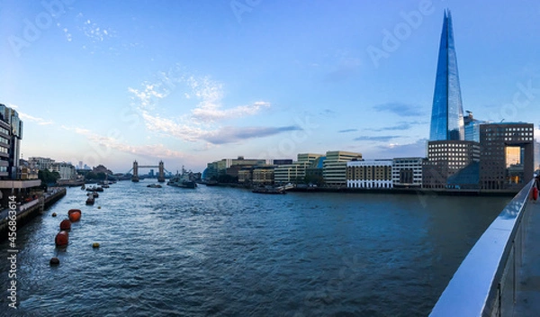 Fototapeta London's skyline from the London Bridge