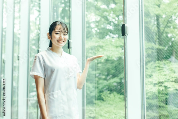 Fototapeta 白衣を着た女性
