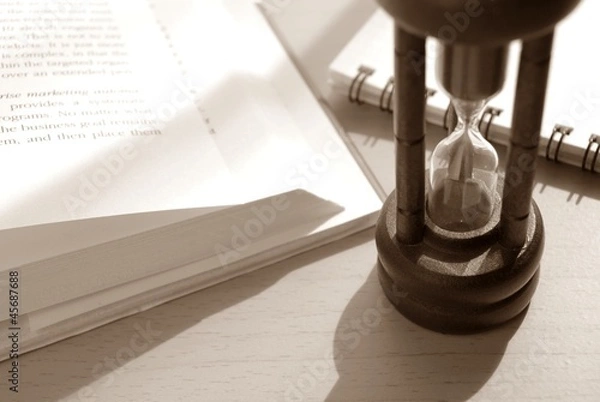 Obraz 砂時計と洋書