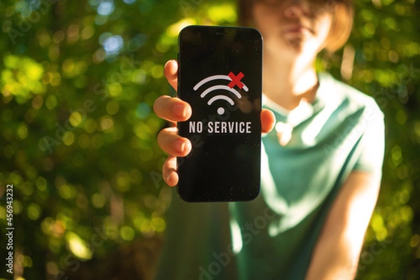 Obraz Can not find any mobile phone coverage Girl lost in the woods, mobile phone no signal screen, searching for the help, communication in the forest