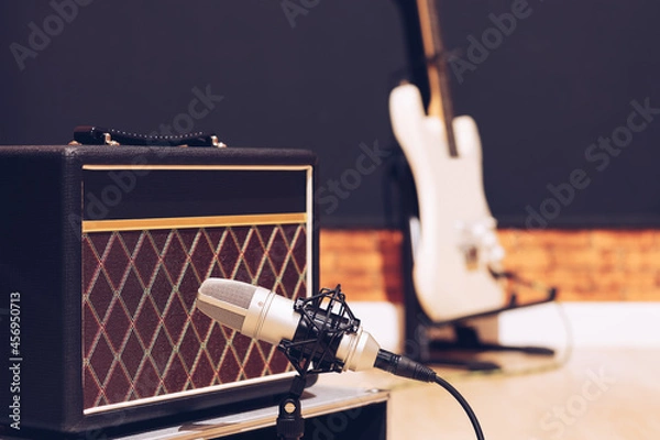 Obraz microphone and amplifier setup for electric guitar recording in studio