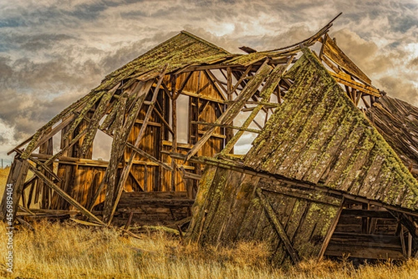 Fototapeta Old Barn Running Out of Sunsets 