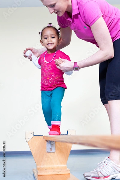 Fototapeta Kind auf Schwebebalken