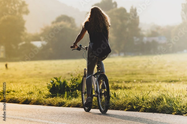 Obraz Relaks  po pracy. Amatorska jazda na rowerze