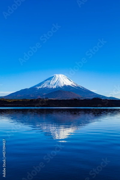 Fototapeta 冬の逆さ富士　山梨県富士河口湖町の精進湖にて