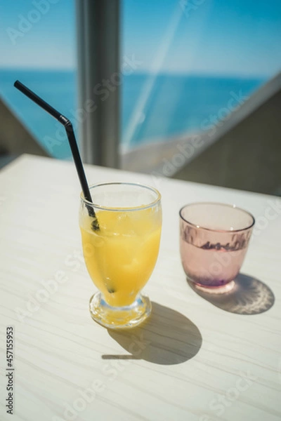 Obraz 海の見えるカフェでオレンジジュース