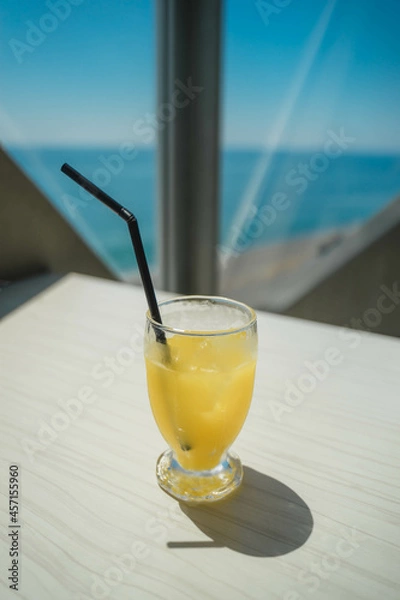 Fototapeta 海の見えるカフェでオレンジジュース