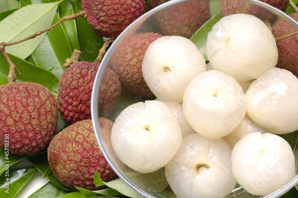 Fototapeta Bowl of peeled lychee with leaf