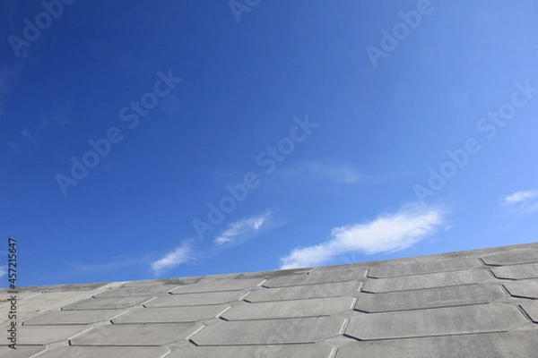 Obraz 堤防の壁面と青空