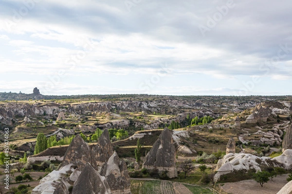 Obraz トルコ　カッパドキアのギョレメ国立公園の奇岩群と洞窟住居