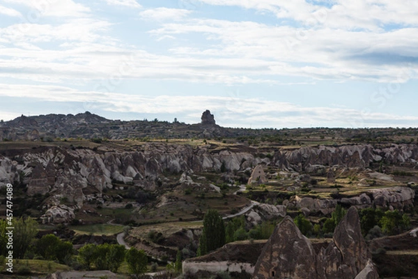 Obraz トルコ　カッパドキアのギョレメ国立公園の奇岩群と洞窟住居