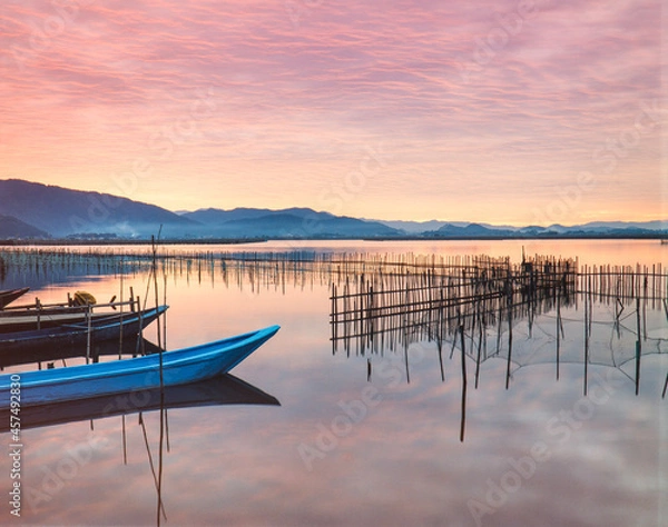 Fototapeta 近江八幡の水郷養殖と舟の夜明け