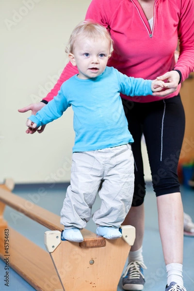 Fototapeta Junge auf Balken