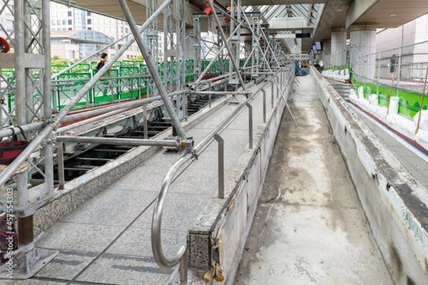 Fototapeta 横浜みなとみらいの動く歩道(オートウォーク)の改築工事