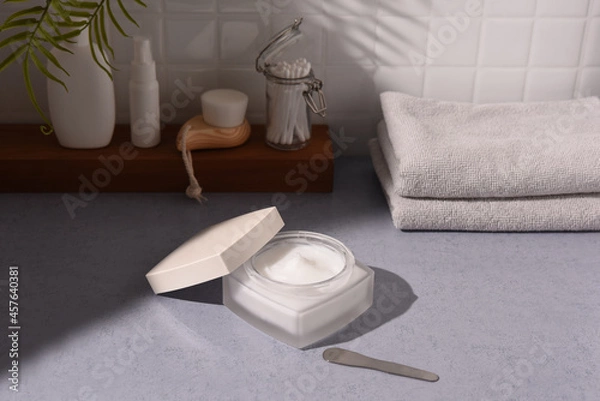 Obraz ボディクリームとバスルームの風景