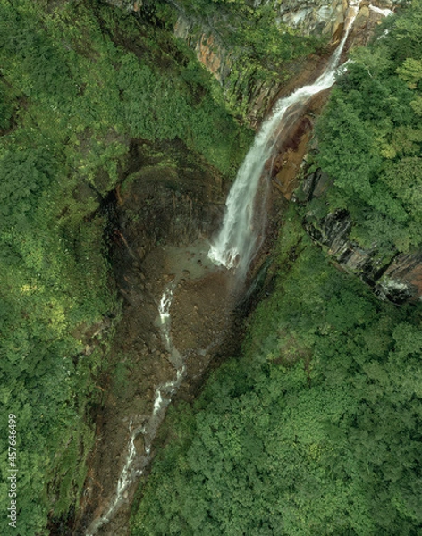 Fototapeta 惣滝　新潟　空撮　滝　ドローン　自然　広告　素材　秘境　温泉　日本の滝百選
