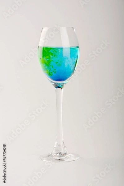 Fototapeta kolorowy płyn w kieliszku, colored liquid in a glass