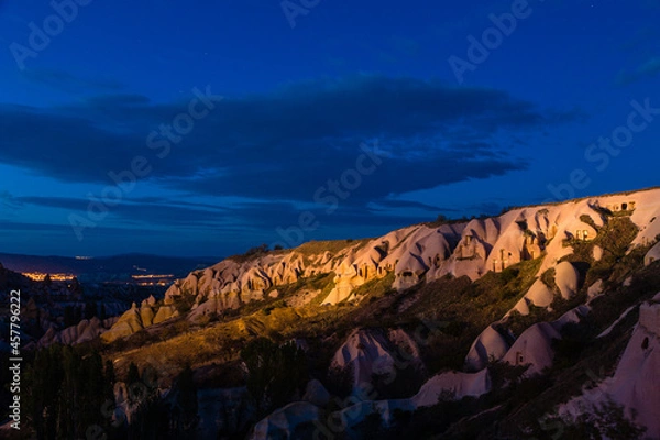 Obraz トルコ　カッパドキアのウチヒサールにある鳩の谷の夜景
