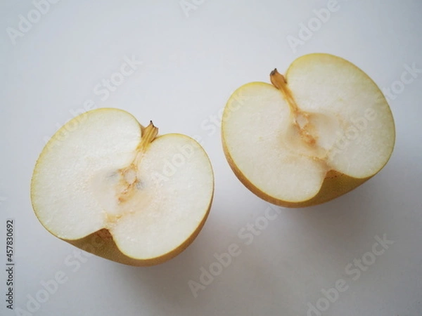 Fototapeta 縦半分に切った豊水梨の断面