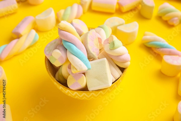 Fototapeta Bowl with tasty marshmallows on color background