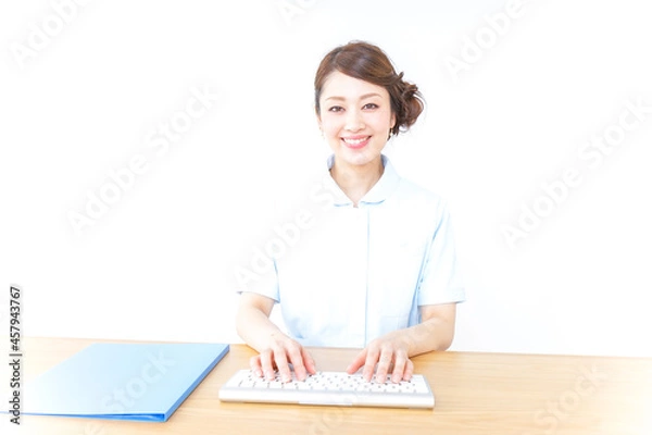Fototapeta パソコンを使う看護師