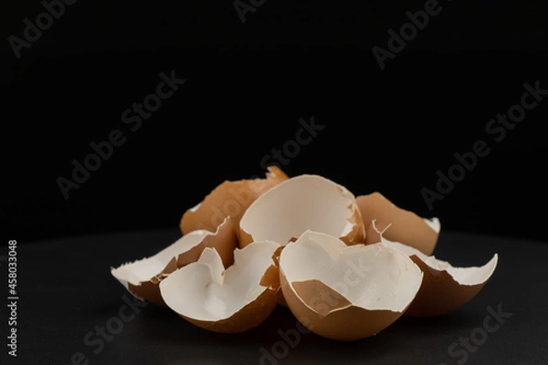 Fototapeta Broken of egg shell group crack  isolated on black background