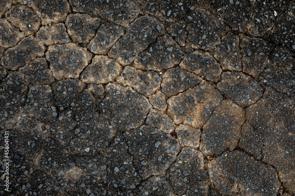 Obraz 道路の古いアスファルトがタイルのようにひび割れている
