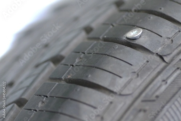 Obraz Autoreifen mit eingefahrener Schraube