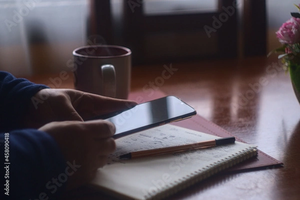 Obraz mientras tomas cafe y desayunas, creas tus ideas en lapiz y papel, trabajo mañanero