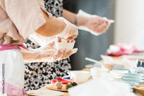 Fototapeta 料理教室で味噌玉を作る女性の手元