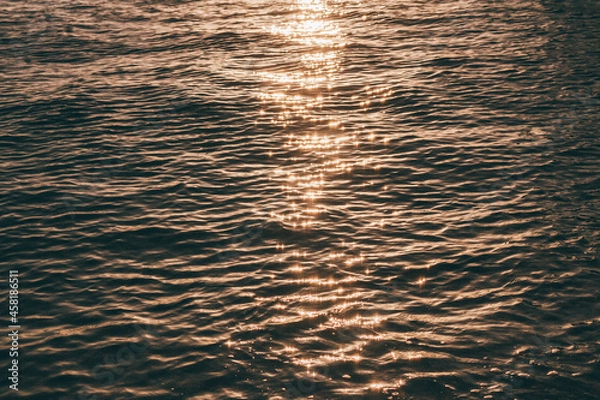 Obraz 夕日に照らされる海