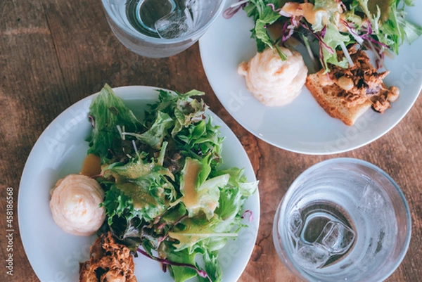 Fototapeta おしゃれなカフェでランチしているイメージカット