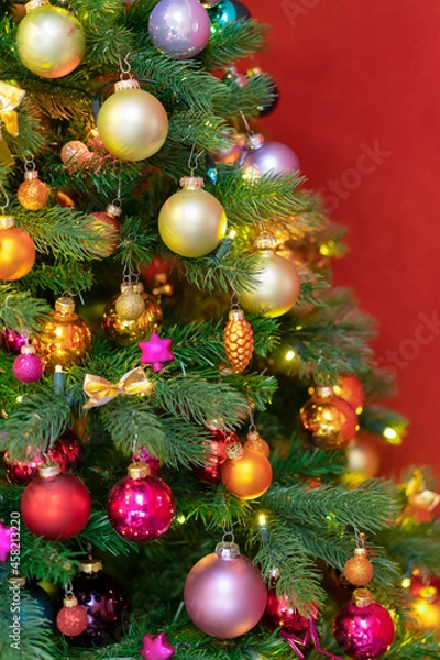 Fototapeta Bunt geschmückter Weihnachtsbaum im Lichterglanz. 