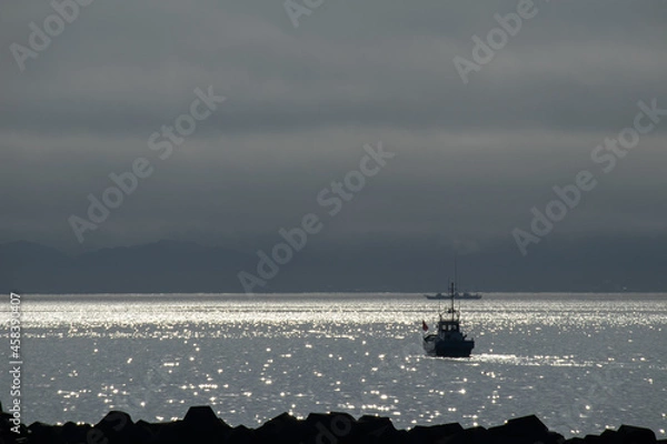 Obraz 東京湾の朝日と曇天と乗合釣り船