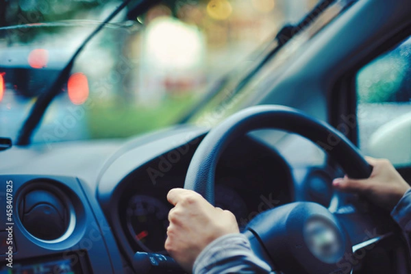 Fototapeta 雨の中を運転する女性