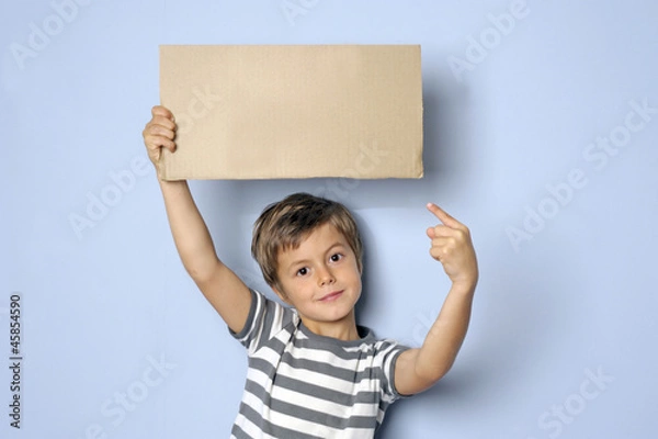 Obraz Kind mit Pappschild mit Textfreiraum