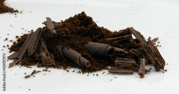 Fototapeta Chocolate negro, virutas sobre fondo blanco. dark chocolate chips on white background