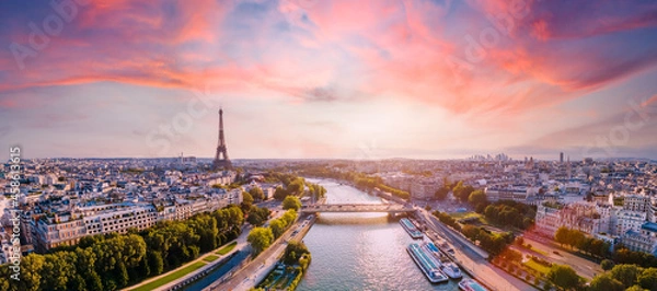 Obraz Paris Aerial Panorama z rzeką Sekwą i Eiffel Tower, Francja. Romantyczne letnie wakacje. Panoramiczny widok powyżej historycznych paryskich budynków i punktów orientacyjnych z zachodem słońca