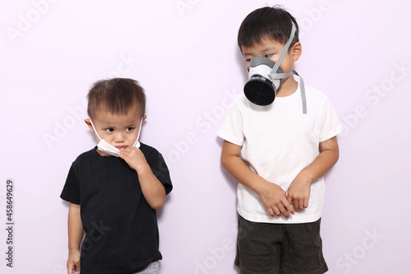 Fototapeta マスクをつけた男の兄弟。