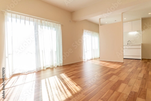 Fototapeta 木のフローリングがあるリビング　家具なし