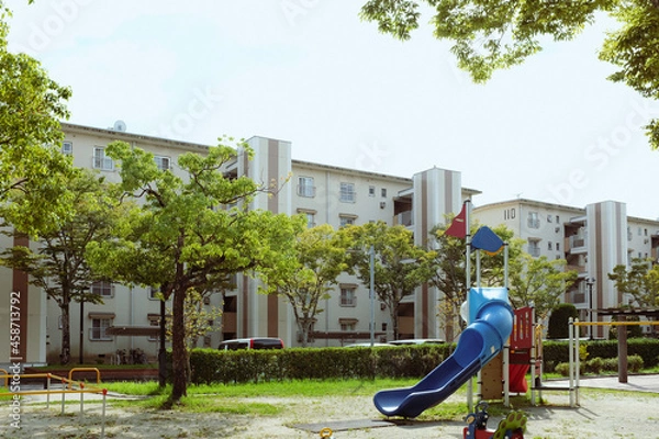 Obraz 団地と子どもの遊び声
