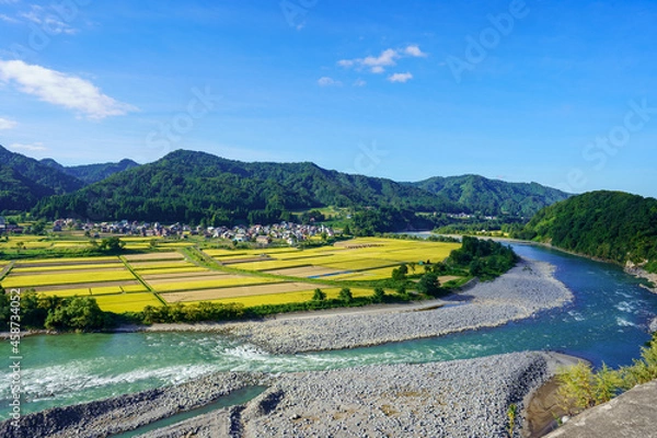 Fototapeta 米処新潟県津南町の秋の田園風景と蛇行する信濃川