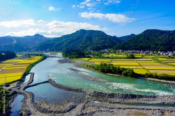 Obraz 米処新潟県津南町の秋の田園風景と蛇行する信濃川