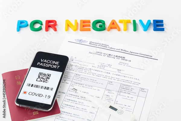 Fototapeta PCR検査陰性証明書を持って　Go To !