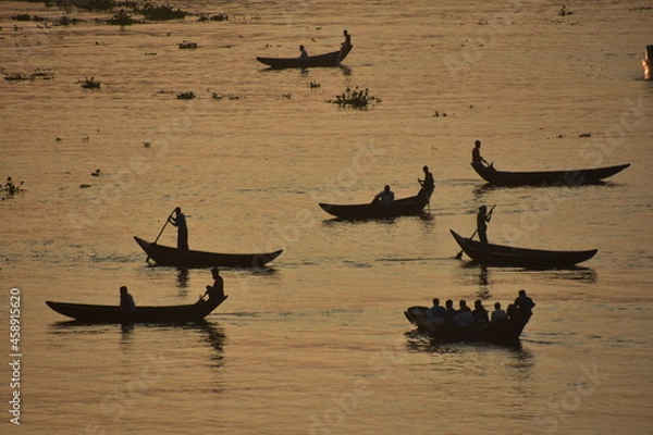 Obraz バングラデシュの首都。
早朝のダッカ。
川を行き交う渡し船。