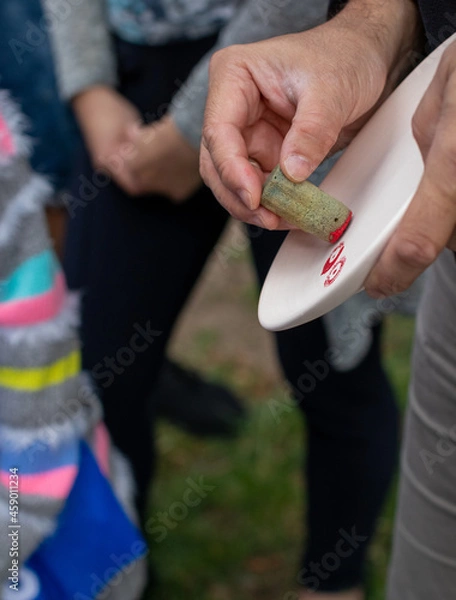 Obraz wykonywanie wzorów czerwoną farbą za pomocą stempla