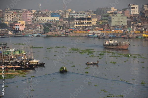Obraz バングラデシュのダッカ。
川沿いの古い街並み。
川を行き交うタンカーやボート。